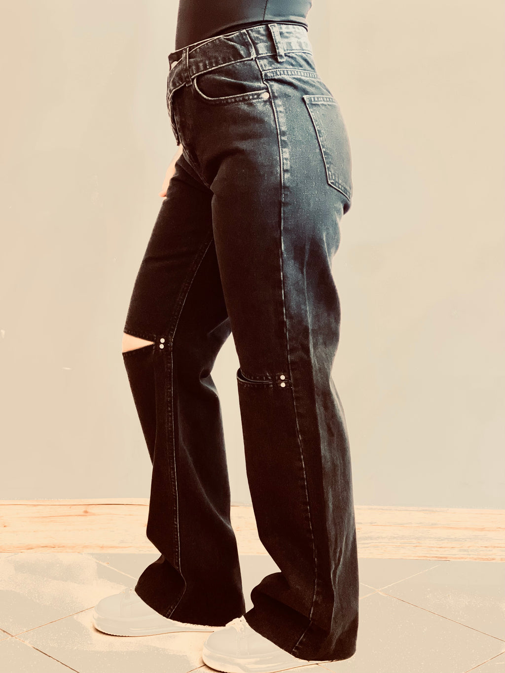 Jeans Nero con Chiusura Particolare e Spacchi Brillanti