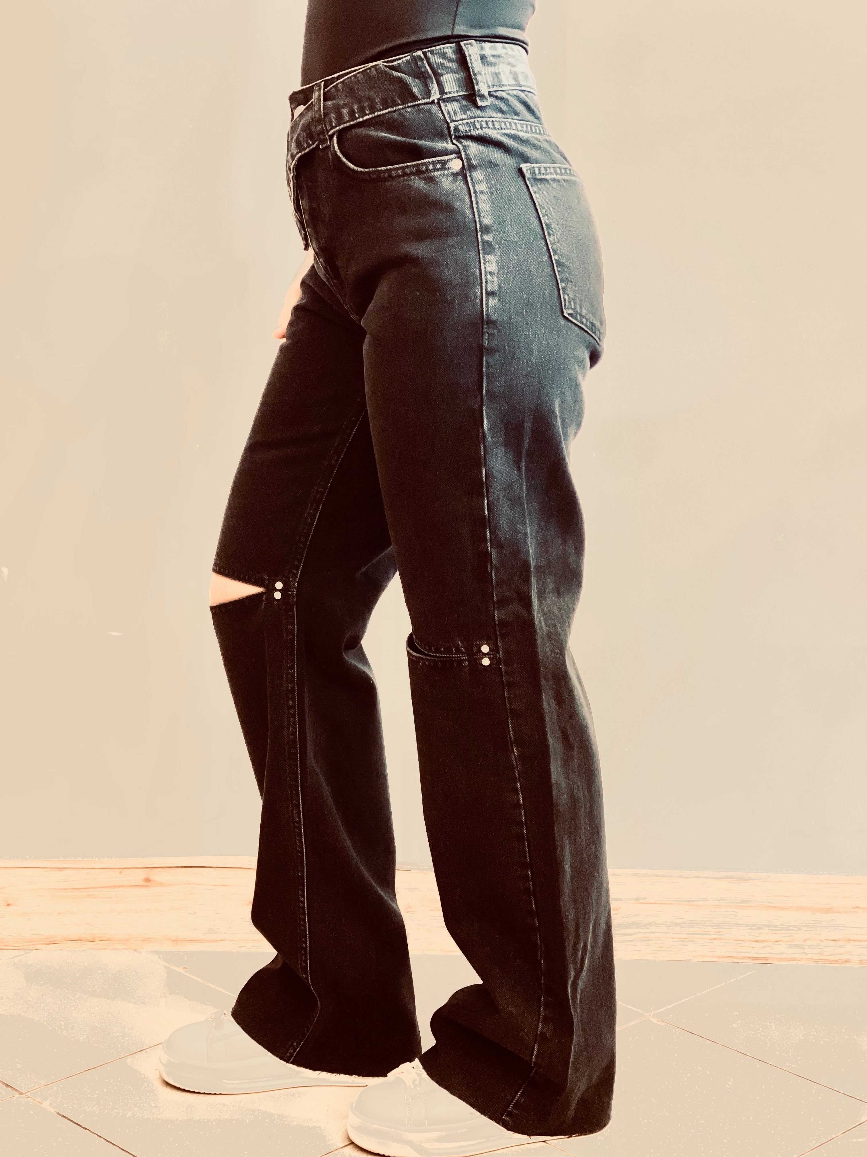 Jeans Nero con Chiusura Particolare e Spacchi Brillanti