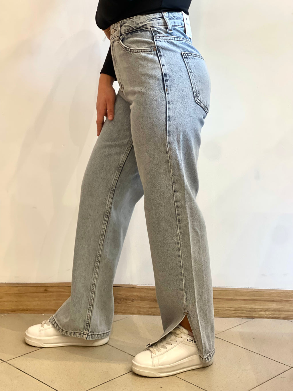 Jeans Chiaro con Spacco Alla Caviglia