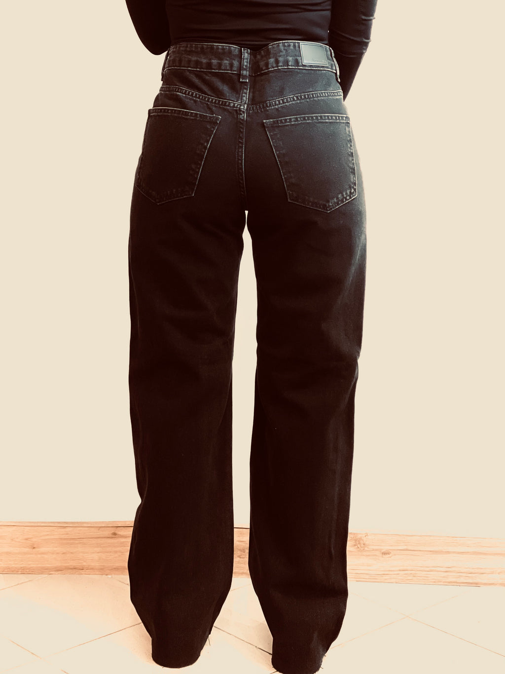 Jeans Nero con Chiusura Particolare e Spacchi Brillanti