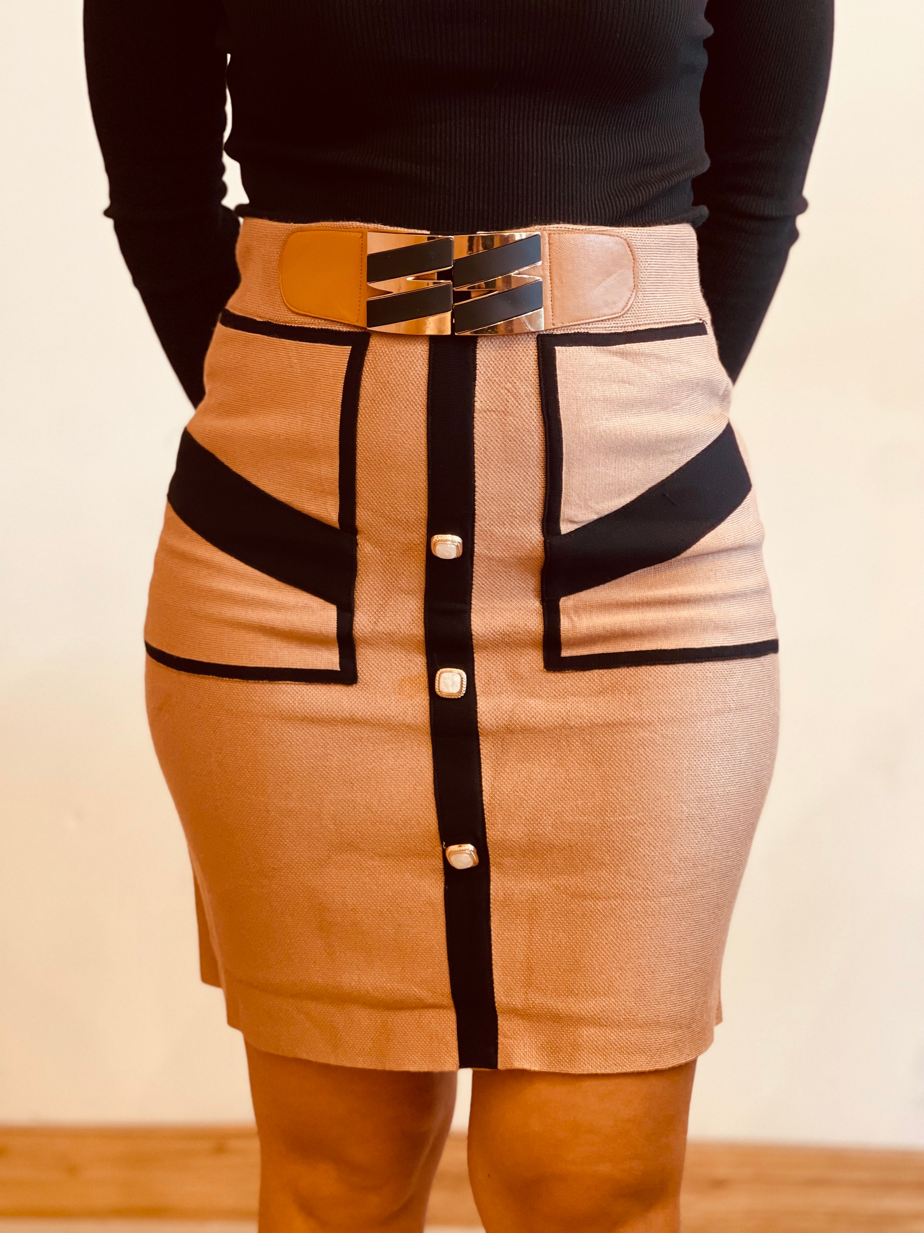 Gonna Corta Beige Elegante con Dettagli Neri e Cintura Taglia Unica